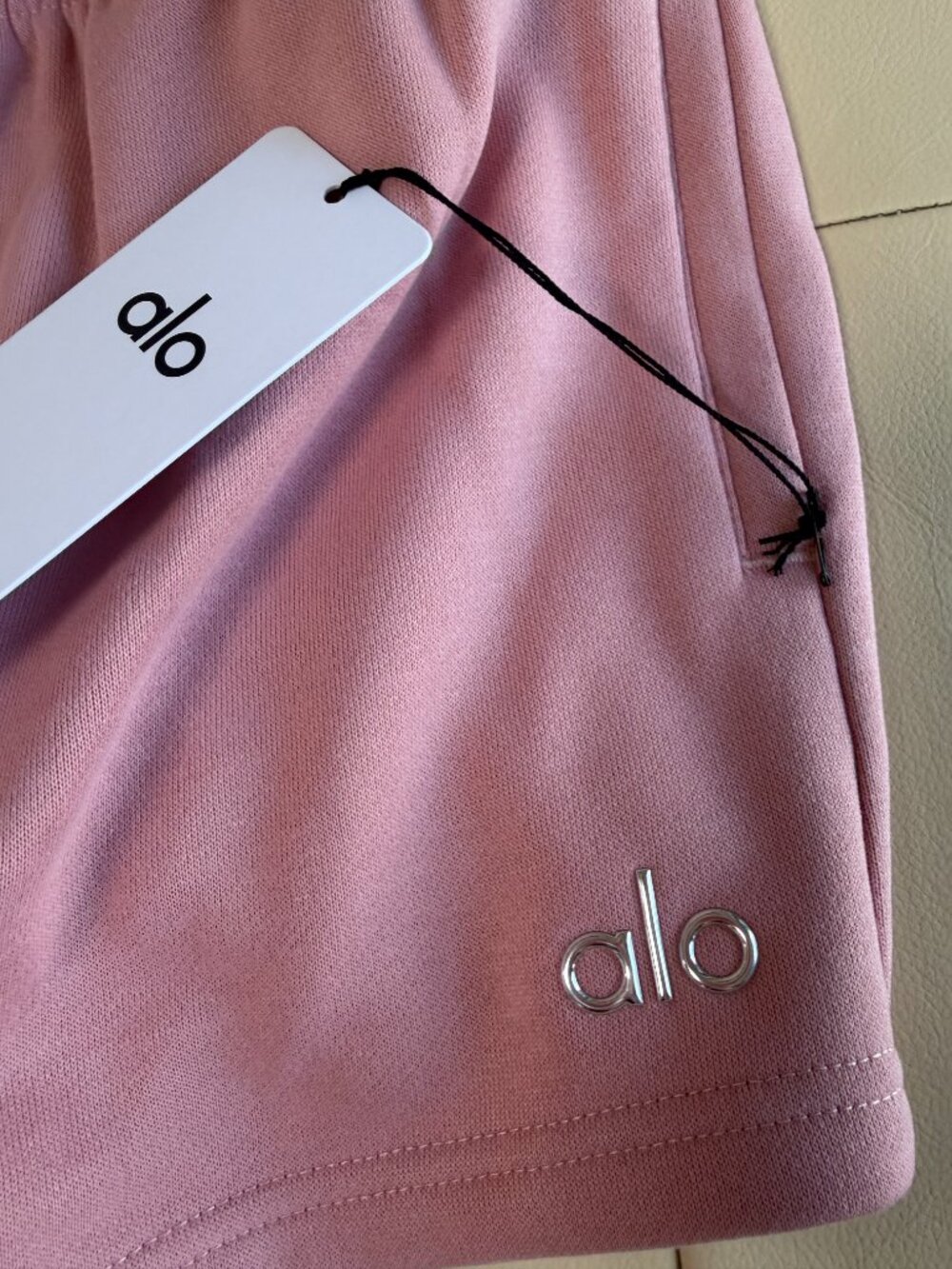 NWT Alo Yoga Accolade Crew Pullover & Short Set Vintage Pink S 🎒✨ BTS - Picture 11 of 16